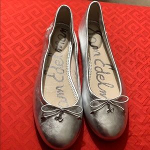 ⬇️Price Drop🌸🌸Brand New Silver leather 🥿 flats